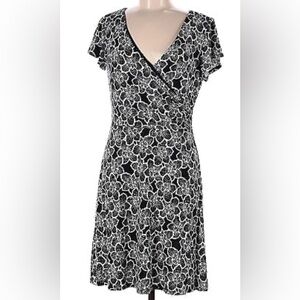 LOFT BLACK AND WHITE FLORAL PRINT SHORT FLUTTER SLEEVE VNECK DRESS SIZE 6